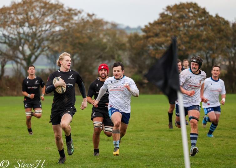 Matthew Coles on the way for a Neyland try